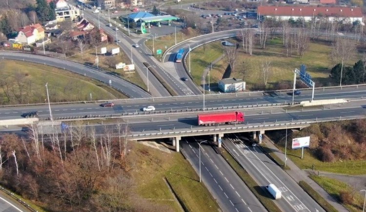 Řidiči pozor. Demolice mostu v Praze o víkendu přeruší dopravu