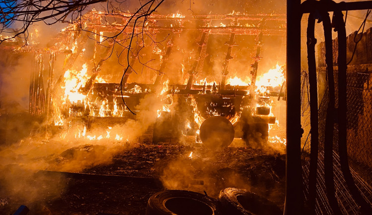 Požár lesa hasilo devět jednotek, další zachraňovali hořící ovčín