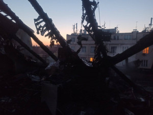 Lidé při požáru v Praze přišli o střechu nad hlavou. Radnice jim poskytla náhradní ubytování