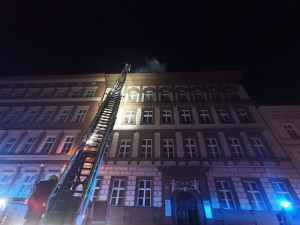 Lidé při požáru v Praze přišli o střechu nad hlavou. Radnice jim poskytla náhradní ubytování