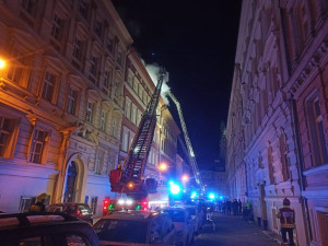 Lidé při požáru v Praze přišli o střechu nad hlavou. Radnice jim poskytla náhradní ubytování