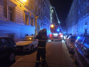 Lidé při požáru v Praze přišli o střechu nad hlavou. Radnice jim poskytla náhradní ubytování