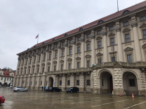 Černínský palác je místem nevyjasněného úmrtí Jana Masaryka i sídlem ministerstva zahraničních věcí