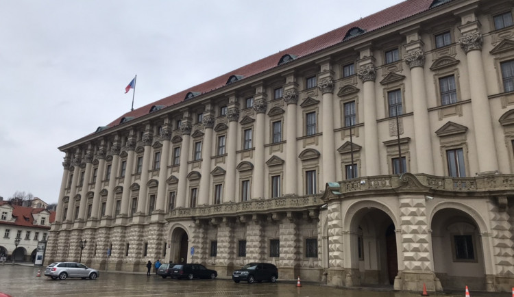 Černínský palác je místem nevyjasněného úmrtí Jana Masaryka i sídlem Ministerstva zahraničních věcí