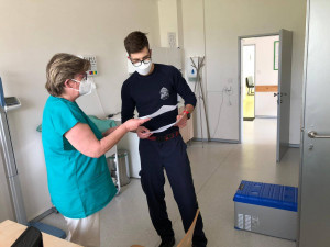 Pražští hasiči rozvezli praktikům již 18 tisíc dávek vakcíny proti koronaviru