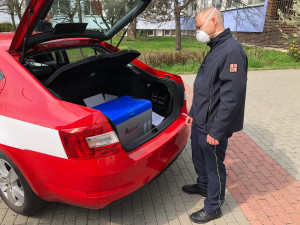 Pražští hasiči rozvezli praktikům již 18 tisíc dávek vakcíny proti koronaviru