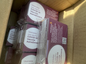 Pražští hasiči rozvezli praktikům již 18 tisíc dávek vakcíny proti koronaviru