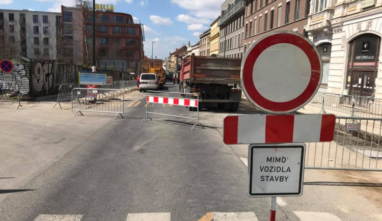 Koněvova ulice na Žižkově je ode dneška uzavřena. Omezení potrvá července