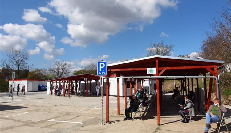 Ve vinohradské nemocnici vzniklo nové očkovací centrum. Kapacitu má až 1440 lidí