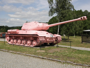 Smíchovský sovětský tank poprvé zrůžověl před 30 lety. Barvu změnil ještě několikrát