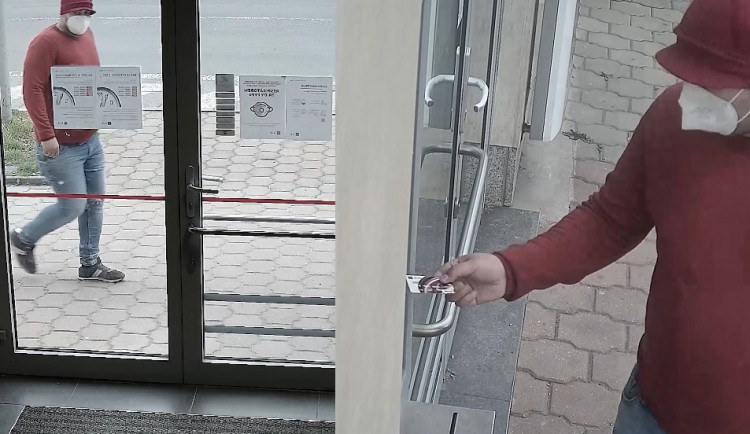 Muži, který ukradl v obchodě v Praze 9 peněženku, hrozí až dva roky vězení. Nepoznáváte ho?