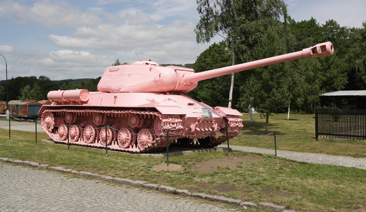 Smíchovský sovětský tank poprvé zrůžověl před 30 lety