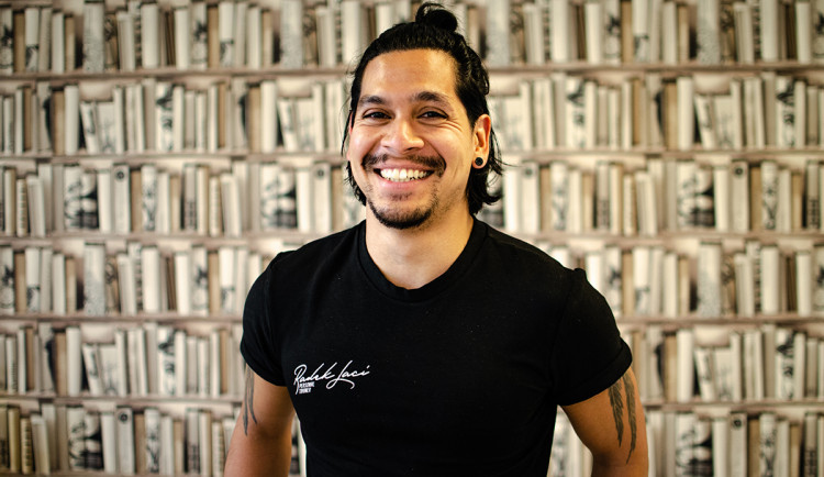 Radek vyrůstal v dětském domově, teď spolupracuje s hvězdami a je špička mezi trenéry