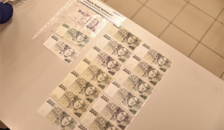 Černý pasažér chtěl zaplatit pokutu falešnou bankovkou. Revizor zavolal policii