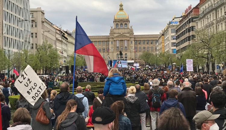 Na Václavském náměstí demonstrovaly tisíce lidí proti Zemanovi