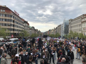 Na Václavském náměstí demonstrují stovky lidí proti Zemanovi