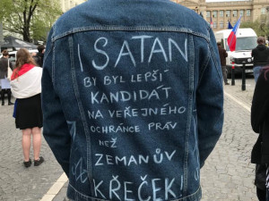 Na Václavském náměstí demonstrují stovky lidí proti Zemanovi