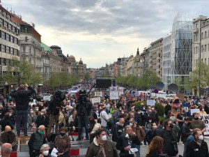 Na Václavském náměstí demonstrují stovky lidí proti Zemanovi
