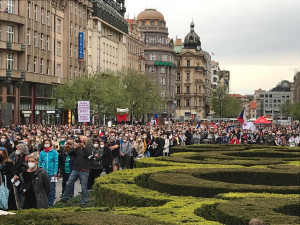 Na Václavském náměstí demonstrují stovky lidí proti Zemanovi