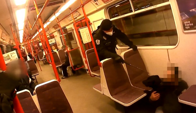 Agresivní pes pobíhal po vagonu metra a bránil svého pána