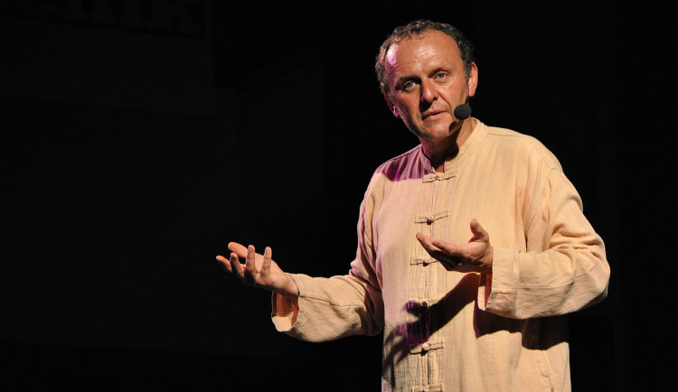 Jaroslav Dušek, oblíbený herec a improvizátor, slaví šedesátiny