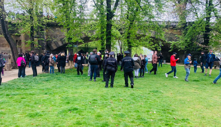 Volného protestu na Střeleckém ostrově se účastní asi 250 lidí