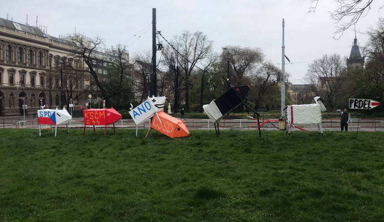 Na Karlově náměstí se na prvního máje objevila prasátka představující politické strany