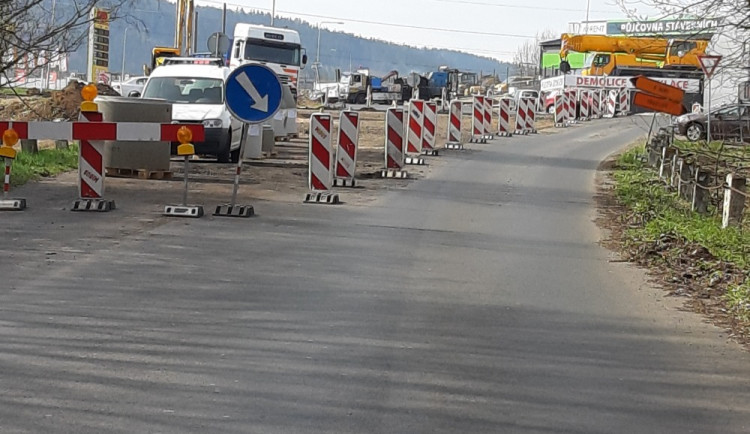 Modernizace průsečné křižovatky běží za plného provozu, dopravu řídí semafory