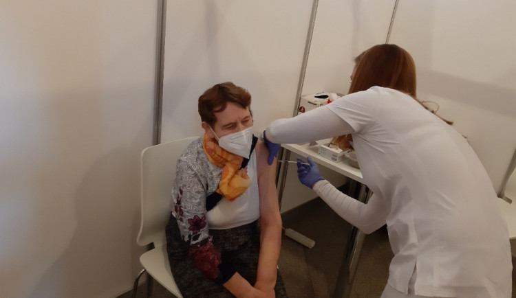 Kraj očekává další navýšení vakcín, očkování zrychluje, počty nakažených mírně rostou