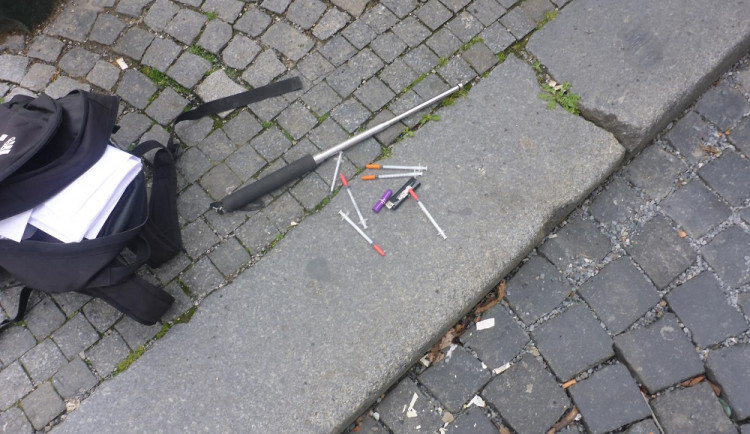 Žena ohrožovala zaměstnance obchodu obuškem. Prodavač na ni vytáhl svůj