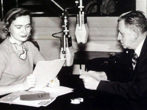 Ferdinand a Slávka Peroutkovi u mikrofonu Rádia Svobodná Evropa