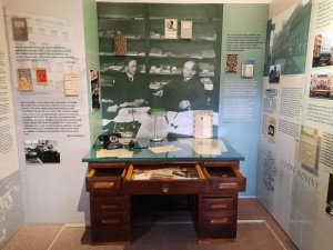 Jednou z novinek stálé expozice je stejný americký psací stůl jaký měl novinář Karel Čapek v redakci