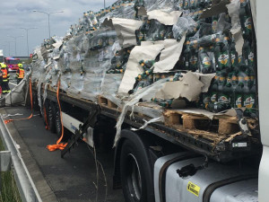 V Praze havaroval kamion. Na dálnici se rozsypaly lahve piva