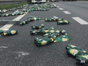 V Praze havaroval kamion. Na dálnici se rozsypaly lahve piva