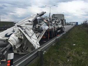 V Praze havaroval kamion. Na dálnici se rozsypaly lahve piva