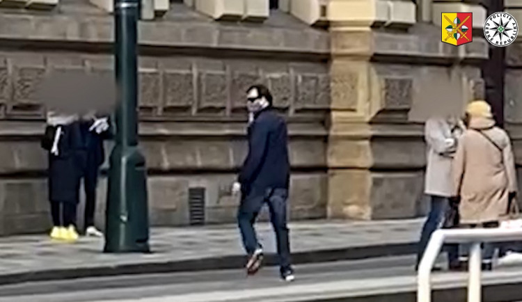 Muž sexuálně obtěžuje ženy na tramvajových zastávkách. Neviděli jste ho?