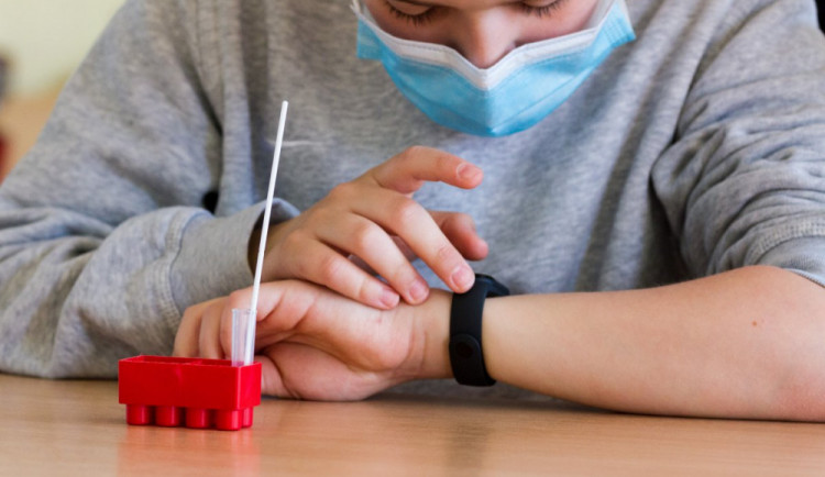 Covidových testů je zatím na karlovarských školách dostatek