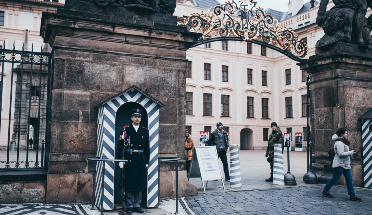 Pražský hrad obnovil plošné bezpečnostní kontroly návštěvníků
