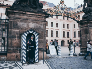 Pražský hrad obnovil plošné bezpečnostní kontroly návštěvníků