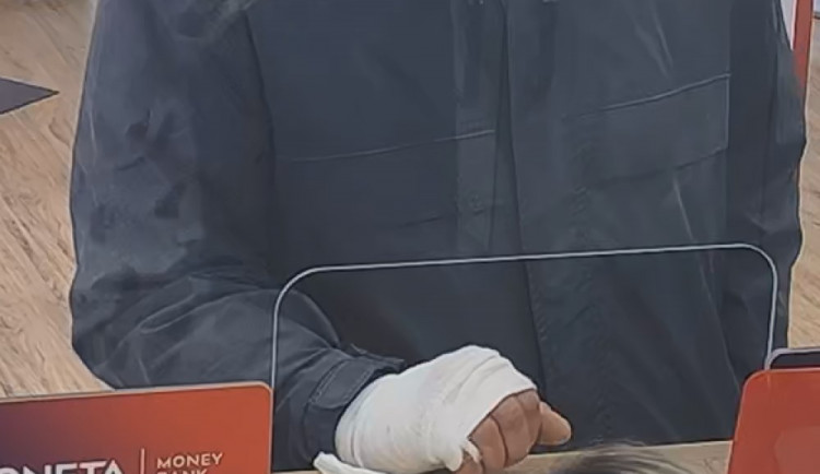 Policie dopadla muže, který vykradl banku v Praze. Hrozí mu deset let vězení