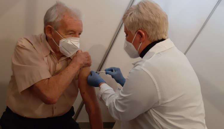 V Karlovarském kraji bylo podáno přes sto tisíc vakcín, nejvíce v KV Aréně