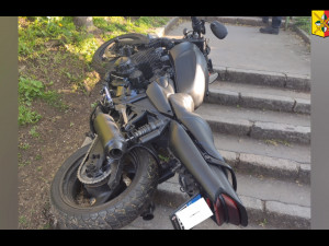 Policistům ujížděl motorkář na drogách. Našli ho, jak se krčí mezi zaparkovanými auty