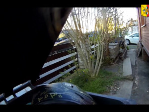 Policistům ujížděl motorkář na drogách. Našli ho, jak se krčí mezi zaparkovanými auty