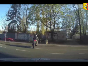 Policistům ujížděl motorkář na drogách. Našli ho, jak se krčí mezi zaparkovanými auty