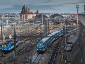 Rychlík v Praze usmrtil člověka. Nehoda zastavila provoz vlaků