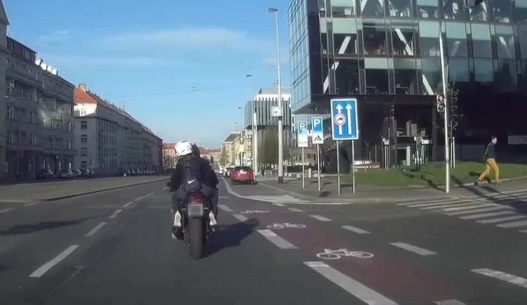 Policistům ujížděl motorkář na drogách. Našli ho, jak se krčí mezi zaparkovanými auty