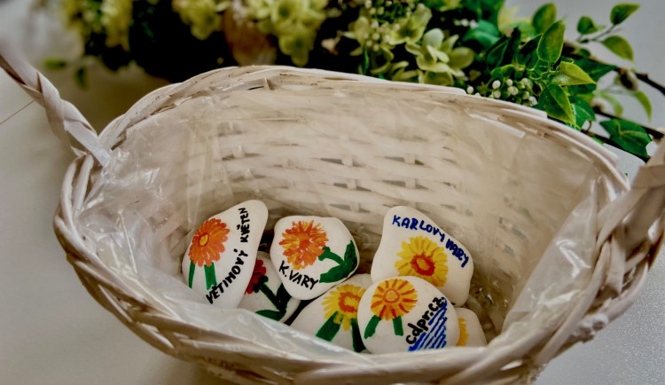 Žluté kvítky se letos v květnu prodávat nebudou, můžete se ale zapojit do tvorby květinových kamínků