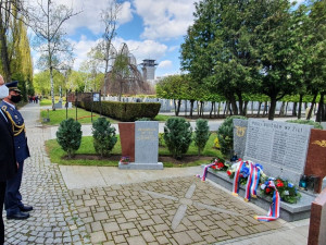 Politici si na Vítkově připomněli konec války. Zeman přijel na vozíku