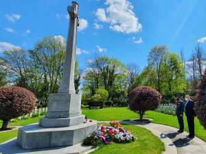 Politici si na Vítkově připomněli konec války. Zeman přijel na vozíku