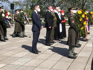 Politici si na Vítkově připomněli konec války. Zeman přijel na vozíku